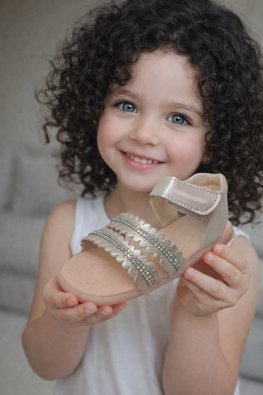 Sandalias para niña color champaña con brillo y ajuste en velcro