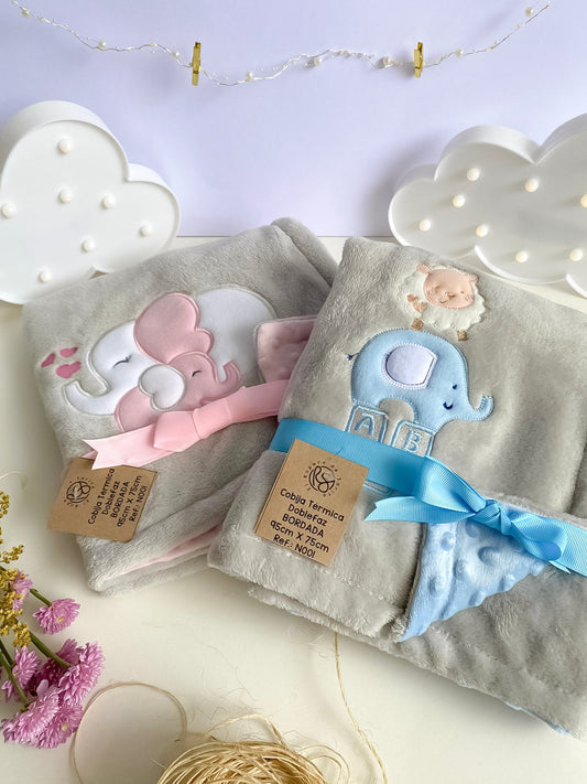 Abrazo Cálido Elephant Sky Blue - Cobija Térmica Bordada Doble Faz