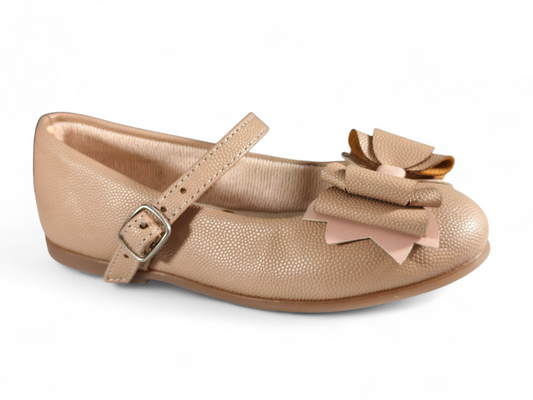 Baletas Nude para Niña con Textura Grabada y Moño Elegante en Capas – Estilo Sofisticado Kido