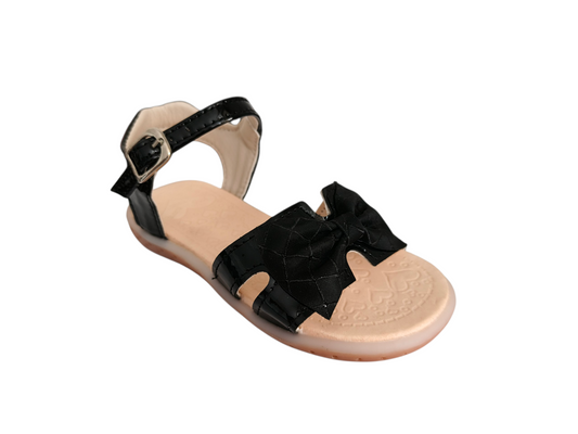 Sandalias Negras para Niña con Moño en Tela y Suela Bicolor – Elegancia y Comodidad