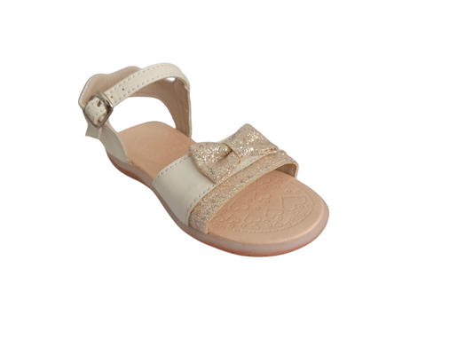 Sandalias Color Talco para Niña con Moño Brillante y Suela Bicolor – Elegancia y Dulzura