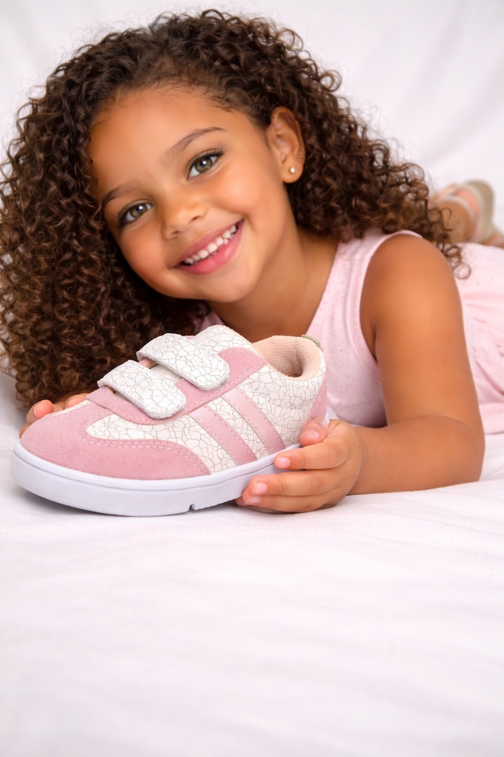 Zapatos para bebé deportivos con velcro en tonos suaves rosa beige